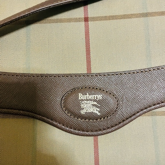 Burberrys sling bag  100% unthentic No bad smell No scratch No hardware stain - Picture 6 of 11